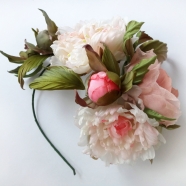 ободок ручной работы с пионами, цветы из шелка, цветы из ткани. шелковые цветы