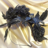 Ободок с шелковыми цветами черный