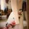  свадебное платье. украшенное цветами из шелка